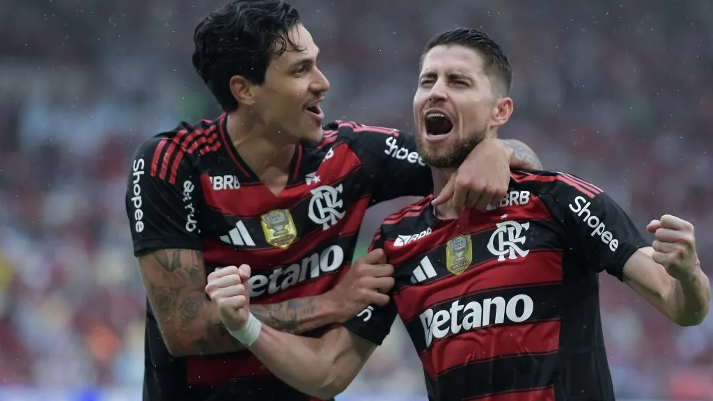 RJ – RIO DE JANEIRO – 19/10/2025 – BRASILEIRO A 2025, FLAMENGO X PALMEIRAS – Jorginho jogador do Flamengo comemora seu gol com Pedro jogador da sua equipe durante partida contra o Palmeiras no estadio Maracana pelo campeonato Brasileiro A 2025. Foto: Thiago Ribeiro/AGIF