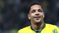 Vitor Roque comemorando gol pelo Verdão.