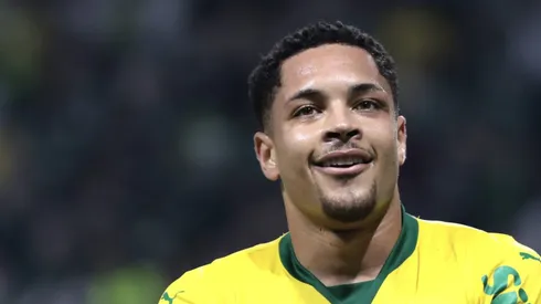 Vitor Roque comemorando gol pelo Verdão.