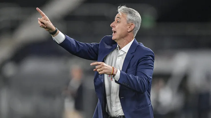 RJ - RIO DE JANEIRO - 14/08/2025 - COPA LIBERTADORES 2025, BOTAFOGO X LDU - Tiago Nunes tecnico do LDU durante partida contra o Botafogo no estadio Engenhao pelo campeonato Copa Libertadores 2025. Foto: Thiago Ribeiro/AGIF