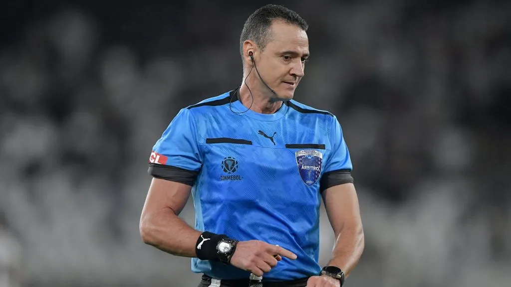 RJ – RIO DE JANEIRO – 14/08/2025 – COPA LIBERTADORES 2025, BOTAFOGO X LDU – O arbitro Wilmar Roldan durante partida entre Botafogo e LDU no estadio Engenhao pelo campeonato Copa Libertadores 2025. Foto: Thiago Ribeiro/AGIF