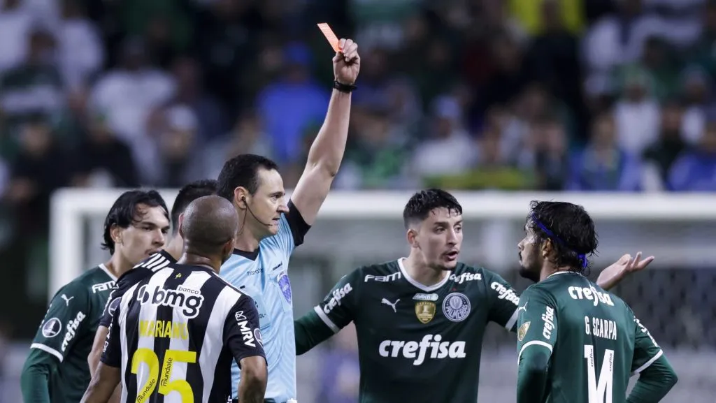 Foto: Alexandre Schneider/Getty Images – Juiz é pressionado antes de ‘decisão’ no Allianz Parque.