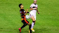 PE - Recife - 01/02/2021 - BRASILEIRO A 2020, SPORT X FLAMENGO - Gustavo jogador do Sport disputa lance com Arrascaeta jogador do Flamengo durante partida no estadio Ilha do Retiro pelo campeonato Brasileiro A 2020. Foto: Rafael Vieira/AGIF