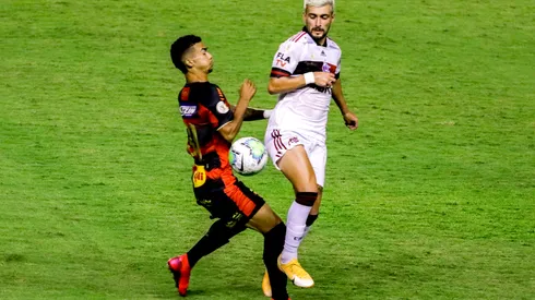 PE - Recife - 01/02/2021 - BRASILEIRO A 2020, SPORT X FLAMENGO - Gustavo jogador do Sport disputa lance com Arrascaeta jogador do Flamengo durante partida no estadio Ilha do Retiro pelo campeonato Brasileiro A 2020. Foto: Rafael Vieira/AGIF
