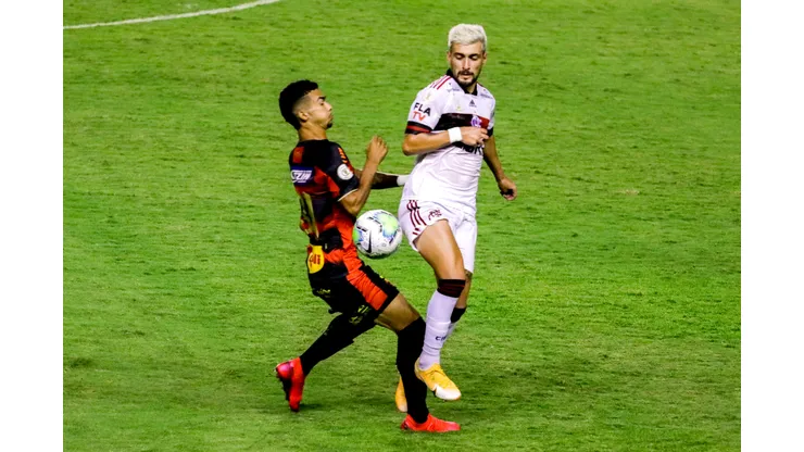 PE - Recife - 01/02/2021 - BRASILEIRO A 2020, SPORT X FLAMENGO - Gustavo jogador do Sport disputa lance com Arrascaeta jogador do Flamengo durante partida no estadio Ilha do Retiro pelo campeonato Brasileiro A 2020. Foto: Rafael Vieira/AGIF