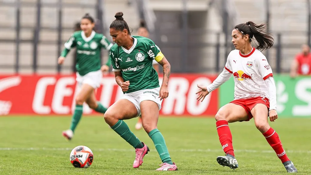 Jogadoras do Bragantino e Palmeiras em campo