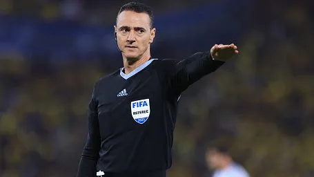 Árbitro Wilmar Roldán. Foto: Franklin Jacome/Getty Images