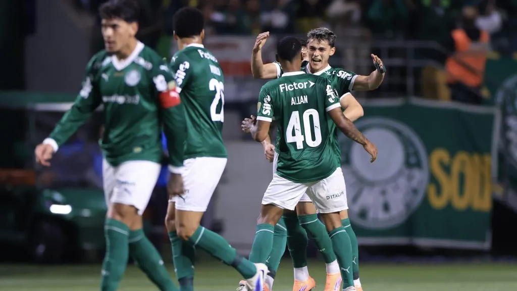 SP – SAO PAULO – 30/10/2025 – COPA LIBERTADORES 2025, PALMEIRAS X LDU – Sosa jogador do Palmeiras comemora seu gol com jogadores do seu time durante partida contra o LDU no estadio Arena Allianz Parque pelo campeonato Copa Libertadores 2025. Foto: Marcello Zambrana/AGIF