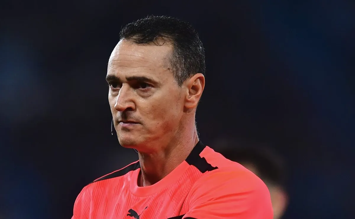 William Roldan Arbitragem de Wilmar Roldán em Palmeiras x LDU chama atenção por causa ...
