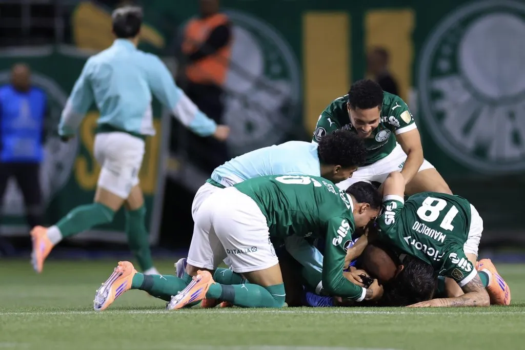 SP – SAO PAULO – 30/10/2025 – COPA LIBERTADORES 2025, PALMEIRAS X LDU – Jogadores do Palmeiras comemoram vitoria ao final da partida contra o LDU no estadio Arena Allianz Parque pelo campeonato Copa Libertadores 2025. Foto: Marcello Zambrana/AGIF