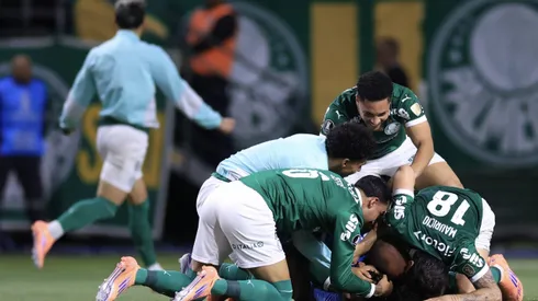 Jogadores comemorando após o quarto gol. Foto: Marcello Zambrana/AGIF