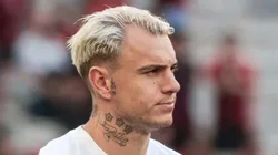 PR - CURITIBA - 24/06/2023 - BRASILEIRO A 2023, ATHLETICO-PR X CORINTHIANS - Roger Guedes jogador do Corinthians durante execucao do hino nacional antes da partida contra o Athletico-PR no estadio Arena da Baixada pelo campeonato BRASILEIRO A 2023. Foto: