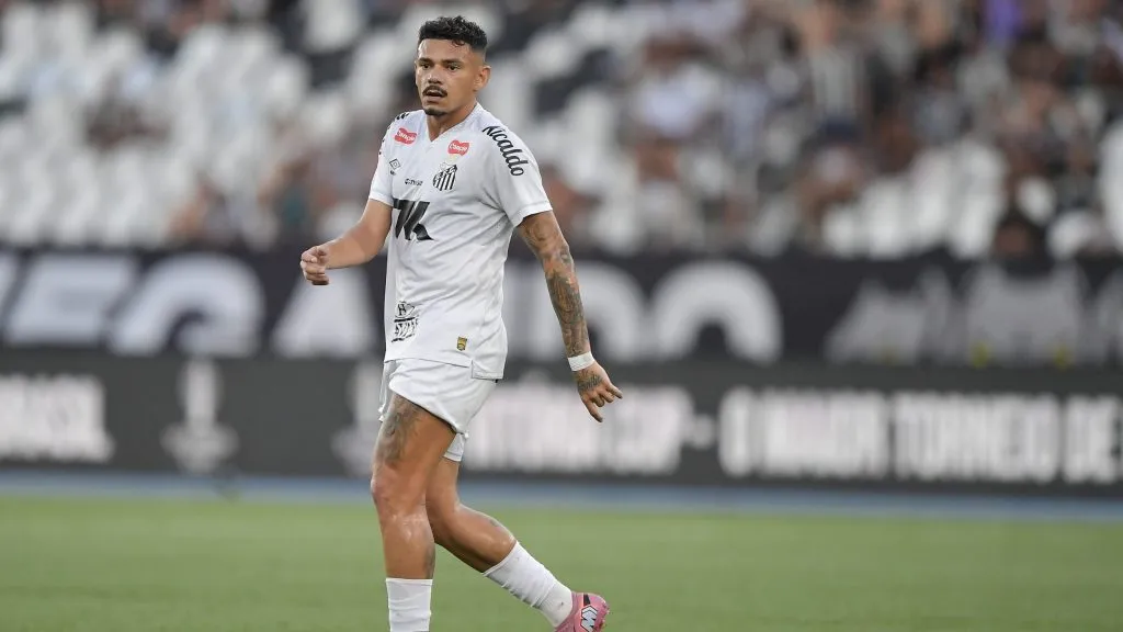 Tiquinho pode deixar o Santos em 2026 – Foto: Thiago Ribeiro/AGIF