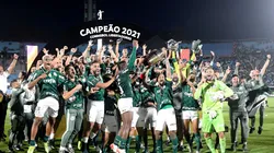 MONTEVIDEO, URUGUAY - NOVEMBER 27: Felipe Melo of Palmeiras lifts the Champions Trophy of Copa CONMEBOL Libertadores after the final match of Copa CONMEBOL Libertadores 2021 between Palmeiras and Flamengo at Centenario Stadium on November 27, 2021 in Montevideo, Uruguay. Palmeiras defeated Flamengo by 2-1 in extra time. (Photo by Agencia Gamba/Getty Images)