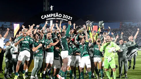 MONTEVIDEO, URUGUAY - NOVEMBER 27: Felipe Melo of Palmeiras lifts the Champions Trophy of Copa CONMEBOL Libertadores after the final match of Copa CONMEBOL Libertadores 2021 between Palmeiras and Flamengo at Centenario Stadium on November 27, 2021 in Montevideo, Uruguay. Palmeiras defeated Flamengo by 2-1 in extra time. (Photo by Agencia Gamba/Getty Images)