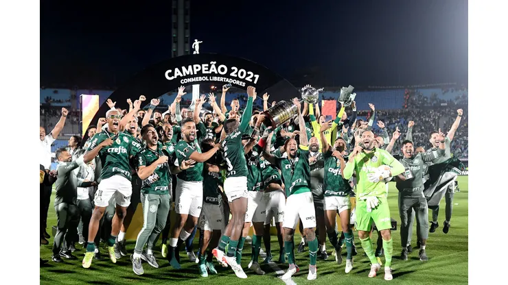 MONTEVIDEO, URUGUAY - NOVEMBER 27: Felipe Melo of Palmeiras lifts the Champions Trophy of Copa CONMEBOL Libertadores after the final match of Copa CONMEBOL Libertadores 2021 between Palmeiras and Flamengo at Centenario Stadium on November 27, 2021 in Montevideo, Uruguay. Palmeiras defeated Flamengo by 2-1 in extra time. (Photo by Agencia Gamba/Getty Images)