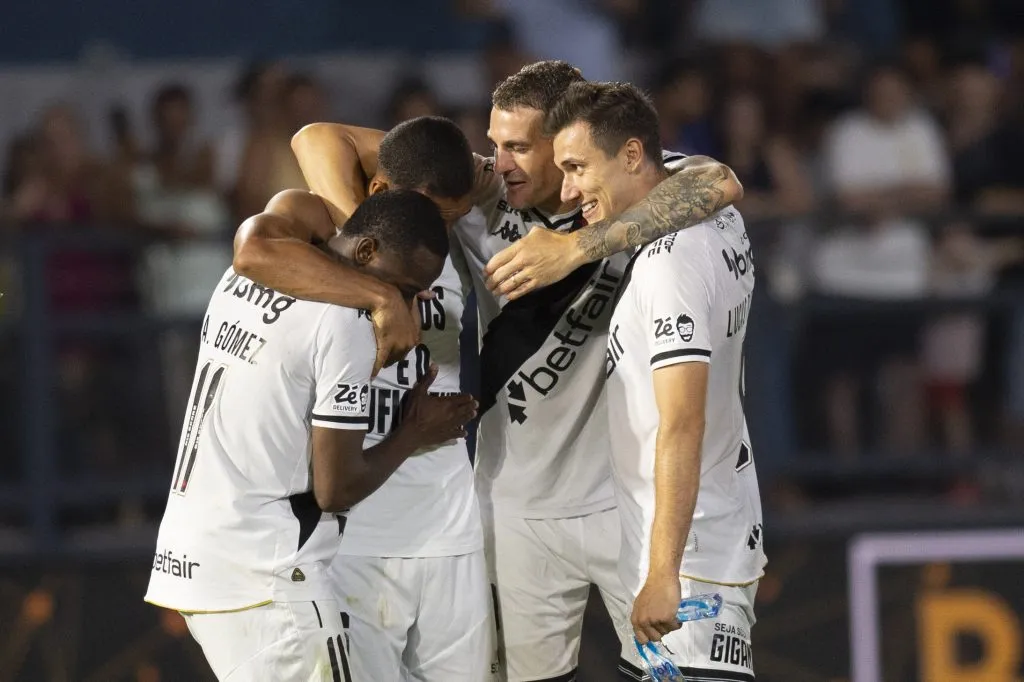 Jogadores do Vasco comemoram vitoria ao final da partida contra o Bragantino no estadio Cicero De Souza Marques pelo campeonato Brasileiro A 2025. Foto: Anderson Romao/AGIF