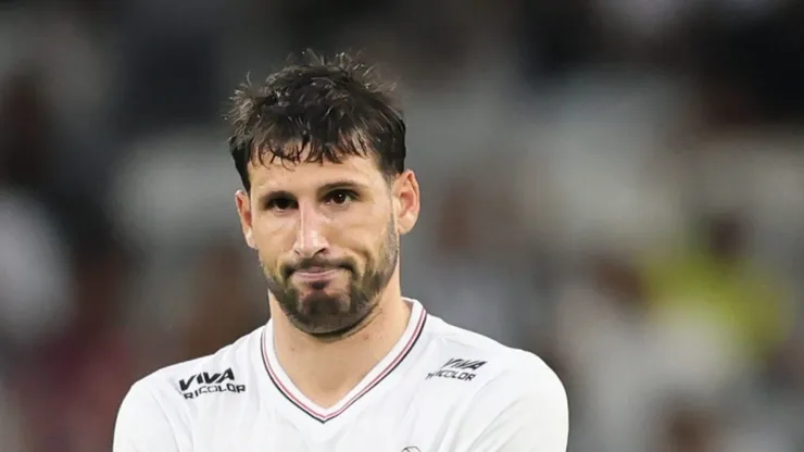 SP - BELO HORIZONTE - 06/04/2025 - BRASILEIRO A 2025, ATLETICO-MG X SAO PAULO - Calleri jogador do Sao Paulo lamenta expulsao durante partida contra o Atletico-MG no estadio Mineirao pelo campeonato Brasileiro A 2025.