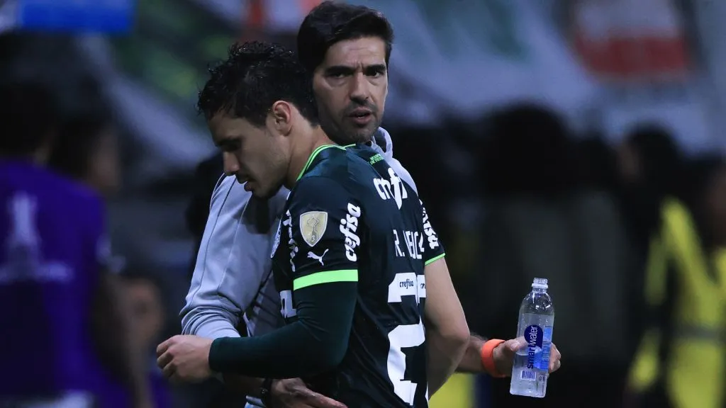 Abel Ferreira e Raphael Veiga. Depois da bronca, Abel não deixou de enaltecer o camisa 23 – Foto: Ettore Chiereguini/AGIF