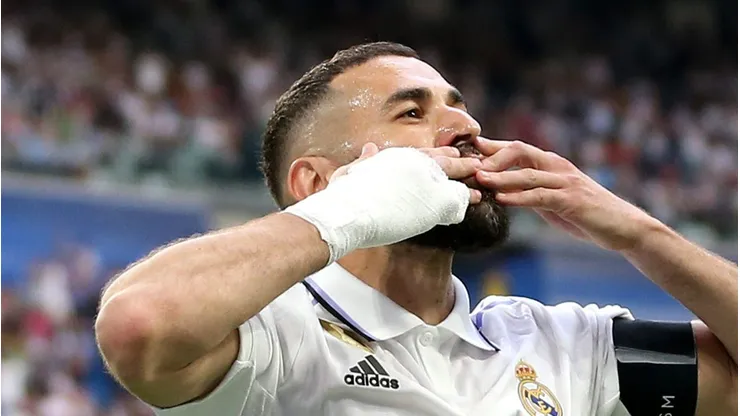 Benzema em campo em época que esteve no Real Madrid.