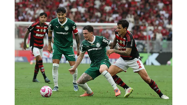 RIO DE JANEIRO, BRAZIL - OCTOBER 19: Pedro Guilherme of Flamengo competes for the ball with Aníbal Moreno, Gustavo Gómez of Palmeiras during the match between Flamengo and Palmeiras as part of Brasileirao 2025 at Maracana Stadium on October 19, 2025 in Rio de Janeiro, Brazil. (Photo by Wagner Meier/Getty Images)