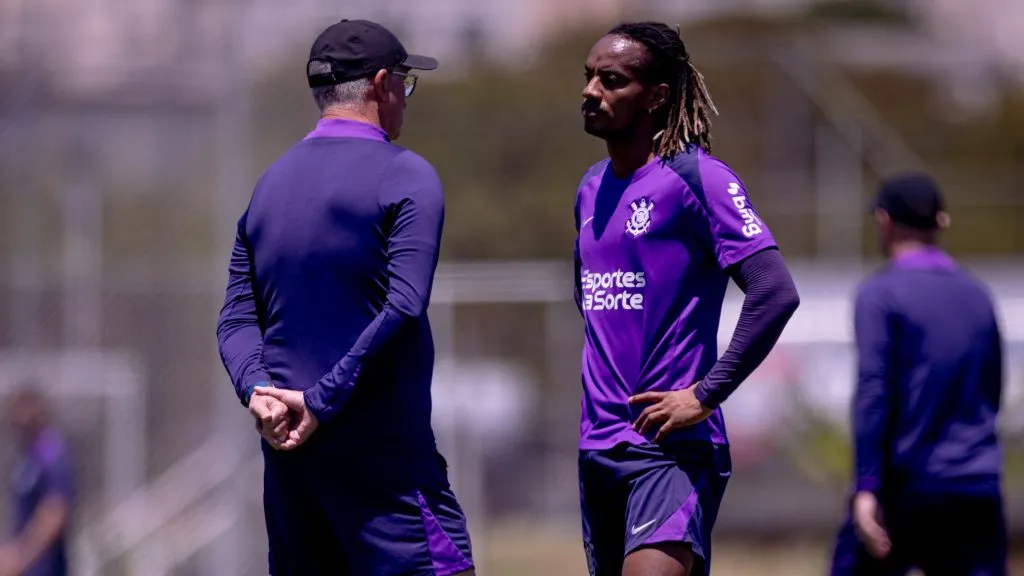 Dorival conversa com Carrillo em treino do Timão – Foto: Agência Corinthians