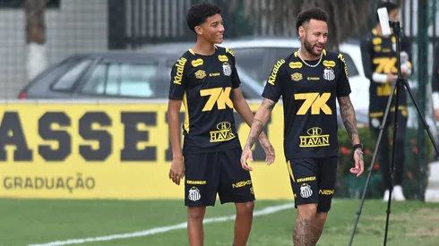 SP – SANTOS – 17/10/2025 – SANTOS, TREINO – Neymar e Robinho Jr jogadores do Santos durante treino no Centro de Treinamento CT Rei Pele. Foto: Jota Erre/AGIF
