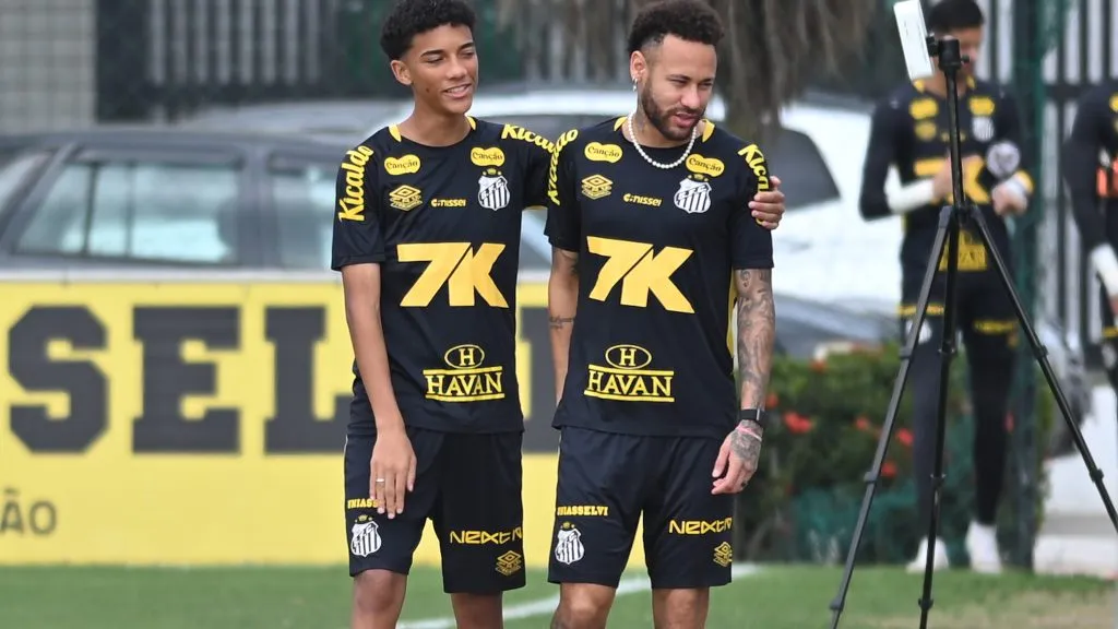SP – SANTOS – 17/10/2025 – SANTOS, TREINO –  Neymar e Robinho Jr jogadores do Santos durante treino no Centro de Treinamento CT Rei Pele.  Foto: Jota Erre/AGIF