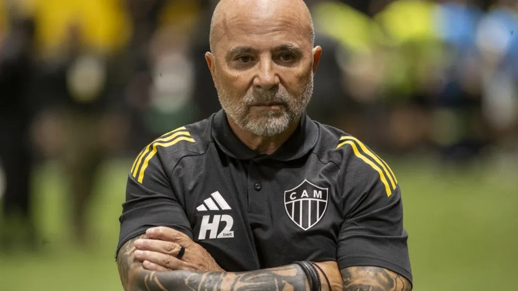 MG – BELO HORIZONTE – 28/10/2025 – COPA SUL-AMERICANA 2025, ATLETICO-MG X INDEPENDIENTE DEL VALLE -Sampaoli tecnico do Atletico-MG durante partida contra o Independiente del Valle no estadio Arena MRV pelo campeonato Copa Sul-americana 2025. Foto: Fernando Moreno/AGIF