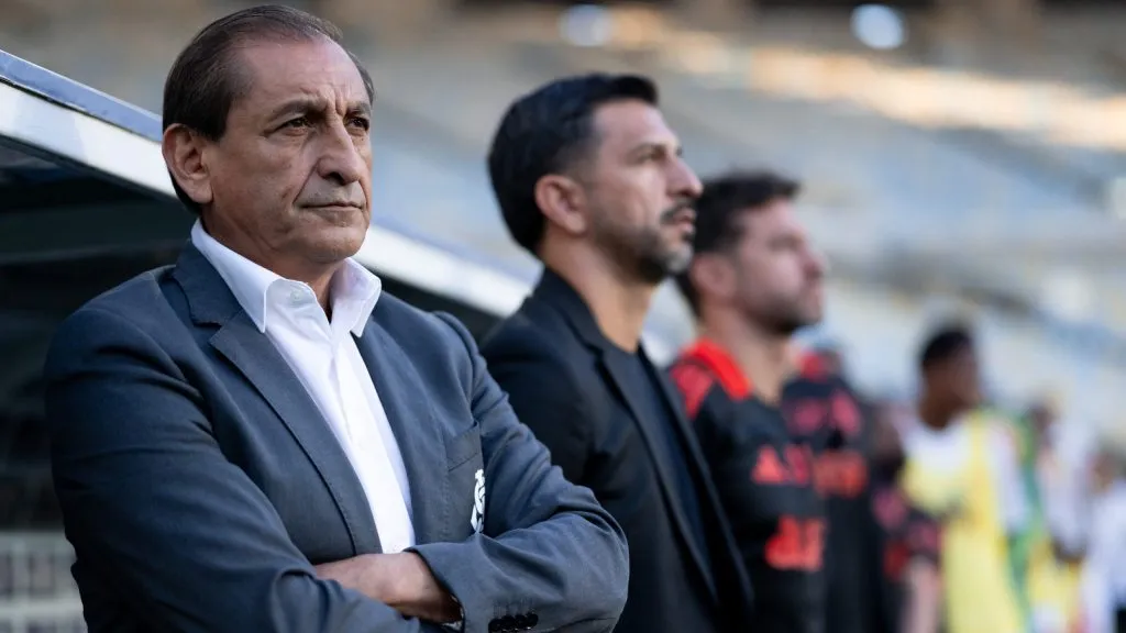 RJ – RIO DE JANEIRO – 25/10/2025 – BRASILEIRO A 2025, FLUMINENSE X INTERNACIONAL – Ramon Diaz tecnico do Internacional durante partida contra o Fluminense no estadio Maracana pelo campeonato Brasileiro A 2025. Foto: Jorge Rodrigues/AGIF