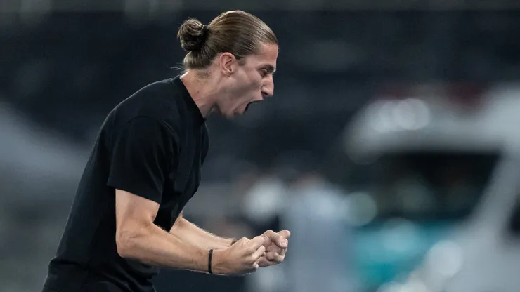 RJ - RIO DE JANEIRO - 15/10/2025 - BRASILEIRO A 2025, BOTAFOGO X FLAMENGO - Filipe Luis tecnico do Flamengo durante partida contra o Botafogo no estadio Engenhao pelo campeonato Brasileiro A 2025. Foto: Jorge Rodrigues/AGIF