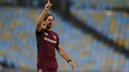 RIO DE JANEIRO, BRAZIL - OCTOBER 25: Head coach of Fluminense, Luis Zubeldia, gestures during the match between Fluminense and Internacional as part of Brasileirao 2025 at Maracana Stadium on October 25, 2025 in Rio de Janeiro, Brazil. (Photo by Lucas Figueiredo/Getty Images)