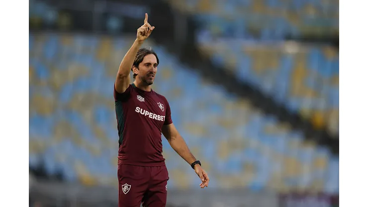 RIO DE JANEIRO, BRAZIL - OCTOBER 25: Head coach of Fluminense, Luis Zubeldia, gestures during the match between Fluminense and Internacional as part of Brasileirao 2025 at Maracana Stadium on October 25, 2025 in Rio de Janeiro, Brazil. (Photo by Lucas Figueiredo/Getty Images)