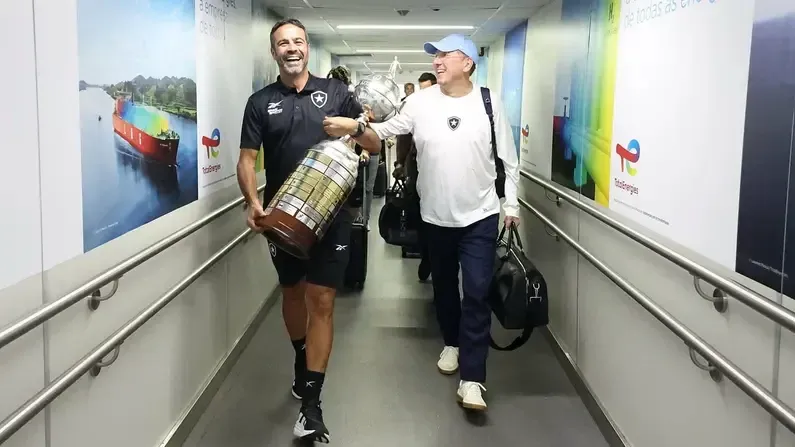 Artur Jorge e John Textor com a taça da Libertadores 2024. Foto: Vítor Silva/Botafogo