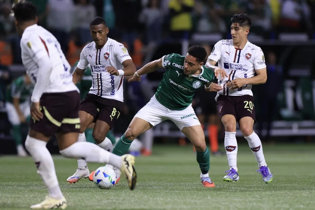 Vitor Roque levou cartão amarelo contra a LDU, mas não está suspenso para final da Libertadores – Foto: Marcello Zambrana/AGIF