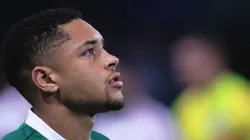 Vitor Roque levou amarelo contra LDU e houve quem pensasse que camisa 9 estaria suspenso contra Flamengo