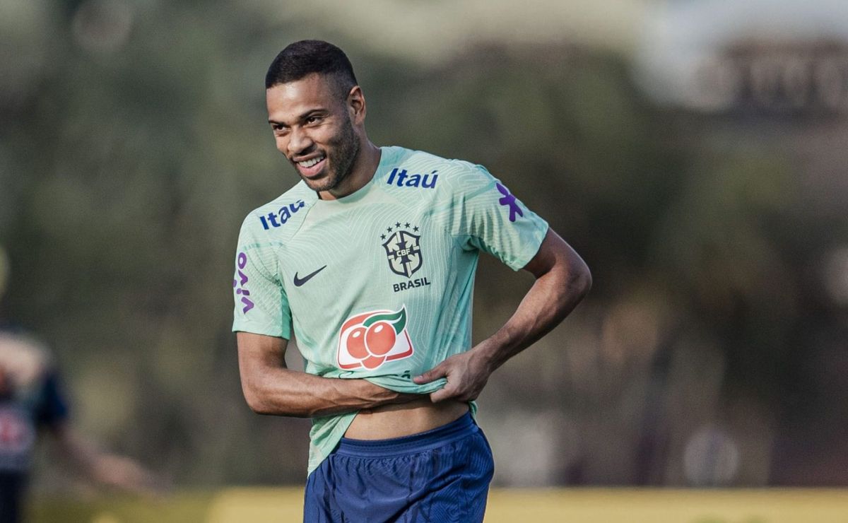Renan Lodi trabalha para convencer Torreira a fechar com Atlético-MG: “Estou fazendo o possível”