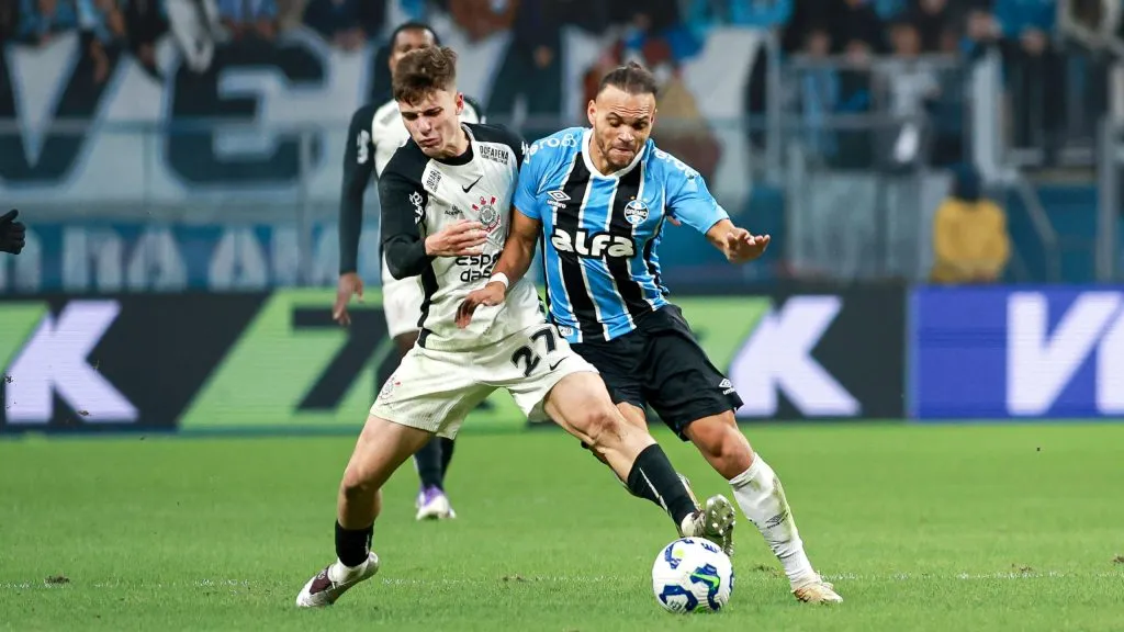 Martin Braithwaite, jogador do Gremio, disputa lance com Breno Bidon jogador do Corinthians durante partida no estadio Arena do Gremio pelo campeonato Brasileiro A 2025. Foto: Maxi Franzoi/AGIF