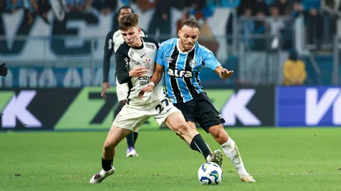 RS - PORTO ALEGRE - 12/06/2025 - BRASILEIRO A 2025, GREMIO X CORINTHIANS - Martin Braithwaite jogador do Gremio disputa lance com Breno Bidon jogador do Corinthians durante partida no estadio Arena do Gremio pelo campeonato Brasileiro A 2025. Foto: Maxi Franzoi/AGIF