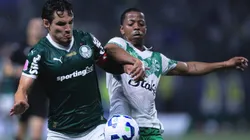 SP - SAO PAULO - 11/10/2025 - BRASILEIRO A 2025, PALMEIRAS X JUVENTUDE - Raphael Veiga jogador do Palmeiras disputa lance com Enio jogador do Juventude durante partida no estadio Arena Allianz Parque pelo campeonato Brasileiro A 2025. Foto: Ettore Chiereguini/AGIF