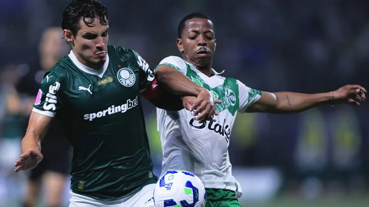 SP - SAO PAULO - 11/10/2025 - BRASILEIRO A 2025, PALMEIRAS X JUVENTUDE - Raphael Veiga jogador do Palmeiras disputa lance com Enio jogador do Juventude durante partida no estadio Arena Allianz Parque pelo campeonato Brasileiro A 2025. Foto: Ettore Chiereguini/AGIF