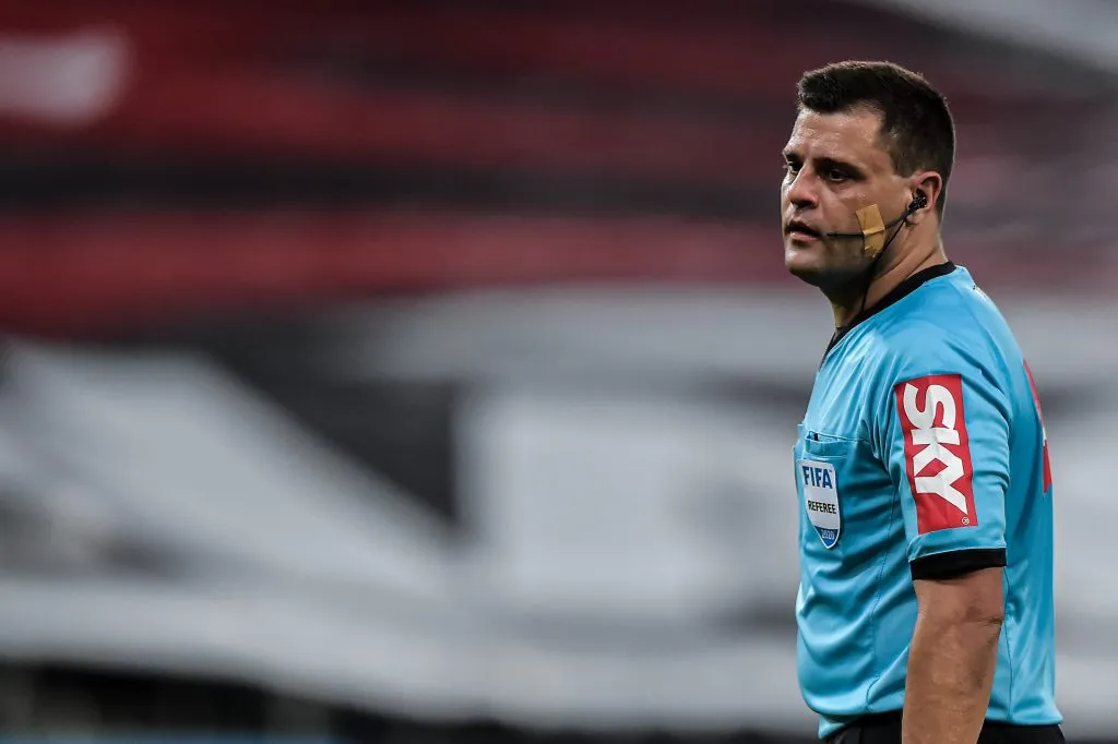 Catarinense Rafael Traci terá o comando do VAR no Maracanã – Foto: Thiago Ribeiro/AGIF
