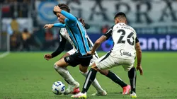 Alyson Edward, jogador do Grêmio, disputa lance com Fabrizio Angileri, jogador do Corinthians durante partida no estadio Arena do Gremio pelo campeonato Brasileiro A 2025. Foto: Maxi Franzoi/AGIF