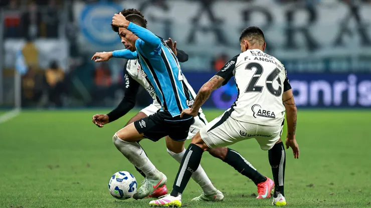 Alyson Edward, jogador do Grêmio, disputa lance com Fabrizio Angileri, jogador do Corinthians durante partida no estadio Arena do Gremio pelo campeonato Brasileiro A 2025. Foto: Maxi Franzoi/AGIF