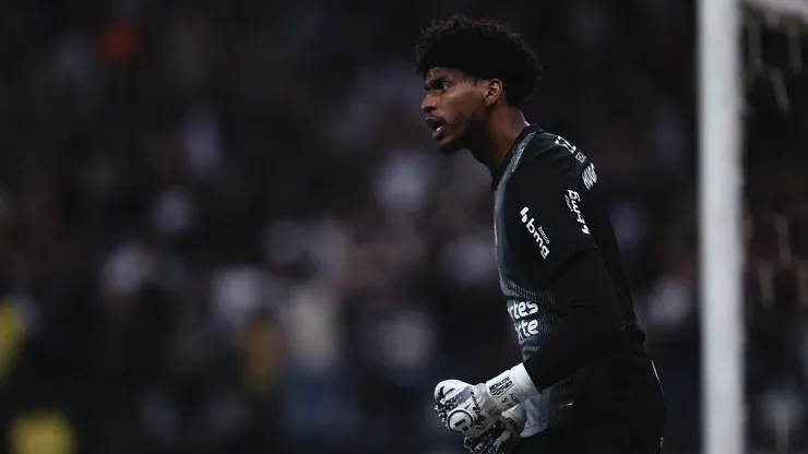 Hugo Souza, jogador do Corinthians, comemora gol de sua equipe durante partida contra o Mirassol no estadio Arena Corinthians pelo campeonato Brasileiro A 2025. Foto: Ettore Chiereguini/AGIF