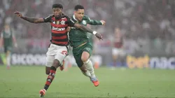 RJ - RIO DE JANEIRO - 19/10/2025 - BRASILEIRO A 2025, FLAMENGO X PALMEIRAS - Emerson Royal jogador do Flamengo disputa lance com Vitor Roque jogador do Palmeiras durante partida no estadio Maracana pelo campeonato Brasileiro A 2025. Foto: Thiago Ribeiro/AGIF