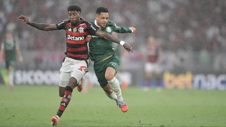 RJ - RIO DE JANEIRO - 19/10/2025 - BRASILEIRO A 2025, FLAMENGO X PALMEIRAS - Emerson Royal jogador do Flamengo disputa lance com Vitor Roque jogador do Palmeiras durante partida no estadio Maracana pelo campeonato Brasileiro A 2025. Foto: Thiago Ribeiro/AGIF