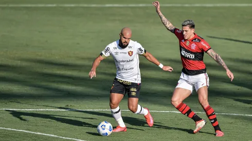 RJ - Volta Redonda - 15/08/2021 - BRASILEIRO A 2021, FLAMENGO X SPORT - Pedro jogador do Flamengo disputa lance com Ze Welison jogador do Sport durante partida no estadio Raulino de Oliveira pelo campeonato Brasileiro A 2021. Foto: Thiago Ribeiro/AGIF