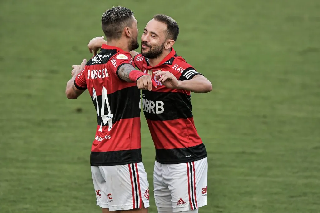 RJ – Volta Redonda – 15/08/2021 – BRASILEIRO A 2021, FLAMENGO X SPORT – Everton Ribeiro jogador do Flamengo comemora seu gol com De Arrascaeta jogador da sua equipe durante partida contra o Sport no estadio Raulino de Oliveira pelo campeonato Brasileiro A 2021. Foto: Thiago Ribeiro/AGIF