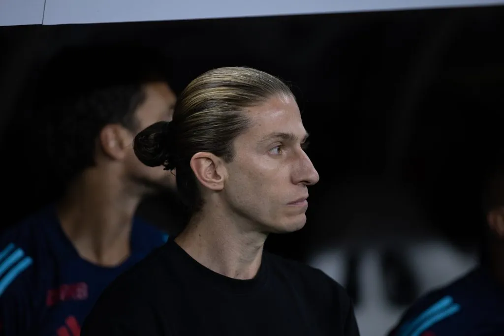 [Felipe Luis] tecnico do Flamengo durante partida contra o Fortaleza no estadio Arena Castelao pelo campeonato Brasileiro A 2025. Foto: Baggio Rodrigues/AGIF